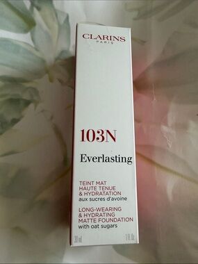 Clarins Everlasting Matte Foundation 103N - White & Red